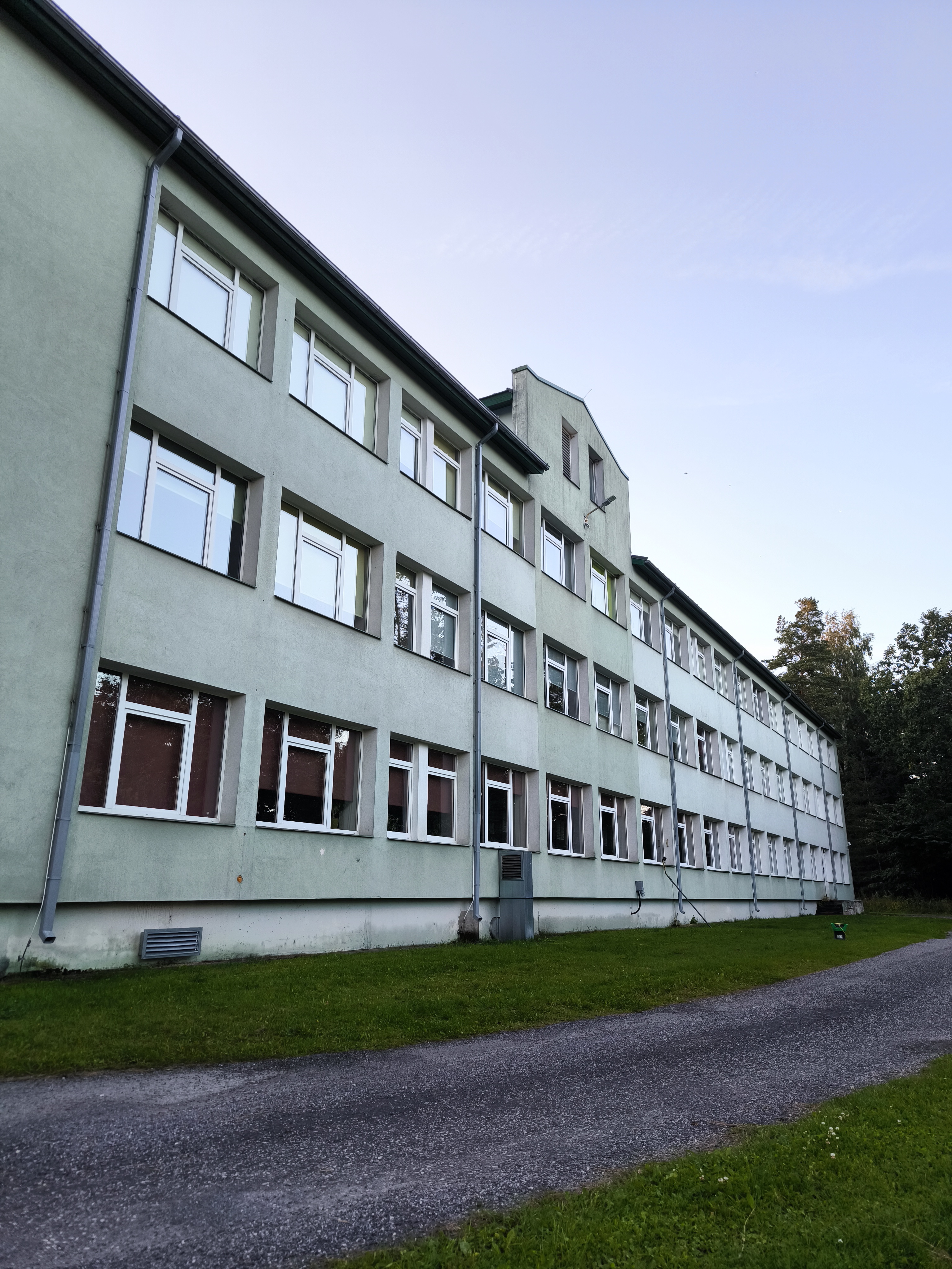 Kehtna põhikooli klaaspinnad pärast puhastust